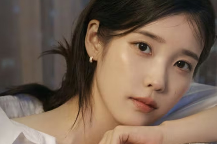 IU 在結束與演員李鐘碩長達四年的戀情後，展現出更為成熟的風采
